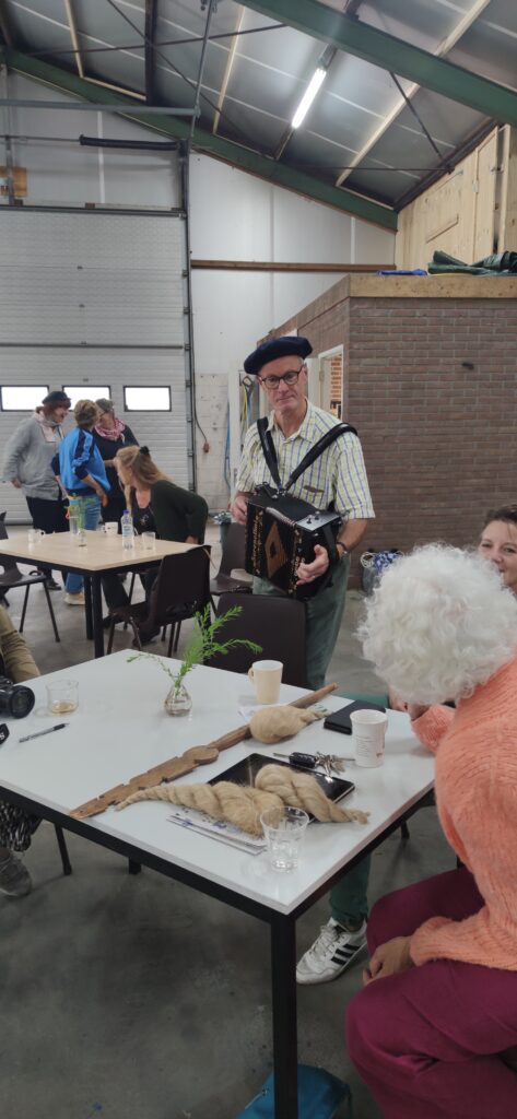 Von Friesland an die Schlei 7 Auch die Niederlande begrüßten uns mit Regen, wenn auch dezenter als die Tage davor. Der Weg führte von Burlo 200 Kilometer nach Norden gen Friesland. Zum ersten Mal ist mir (geografisch dezent unterbelichtet) klar geworden, welche Distanzen wir hier in Summe überwinden. IMG 20230805 130459 Von Friesland an die Schlei