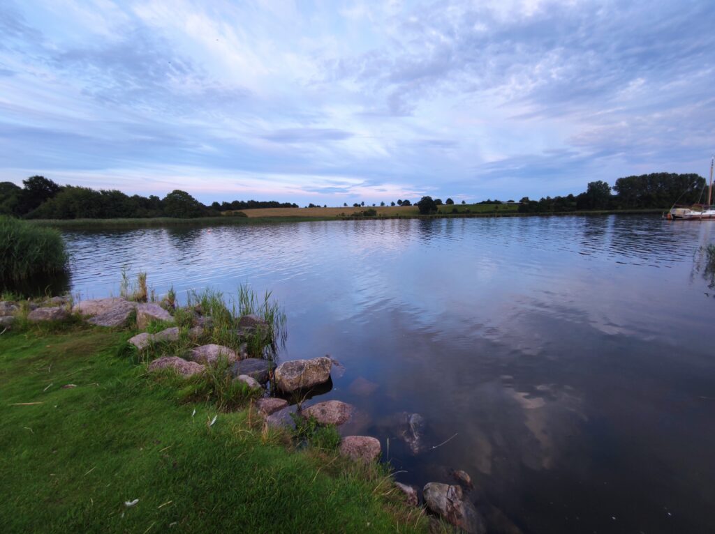 Von Friesland an die Schlei 16 Auch die Niederlande begrüßten uns mit Regen, wenn auch dezenter als die Tage davor. Der Weg führte von Burlo 200 Kilometer nach Norden gen Friesland. Zum ersten Mal ist mir (geografisch dezent unterbelichtet) klar geworden, welche Distanzen wir hier in Summe überwinden. IMG 20230805 210049 1 Von Friesland an die Schlei
